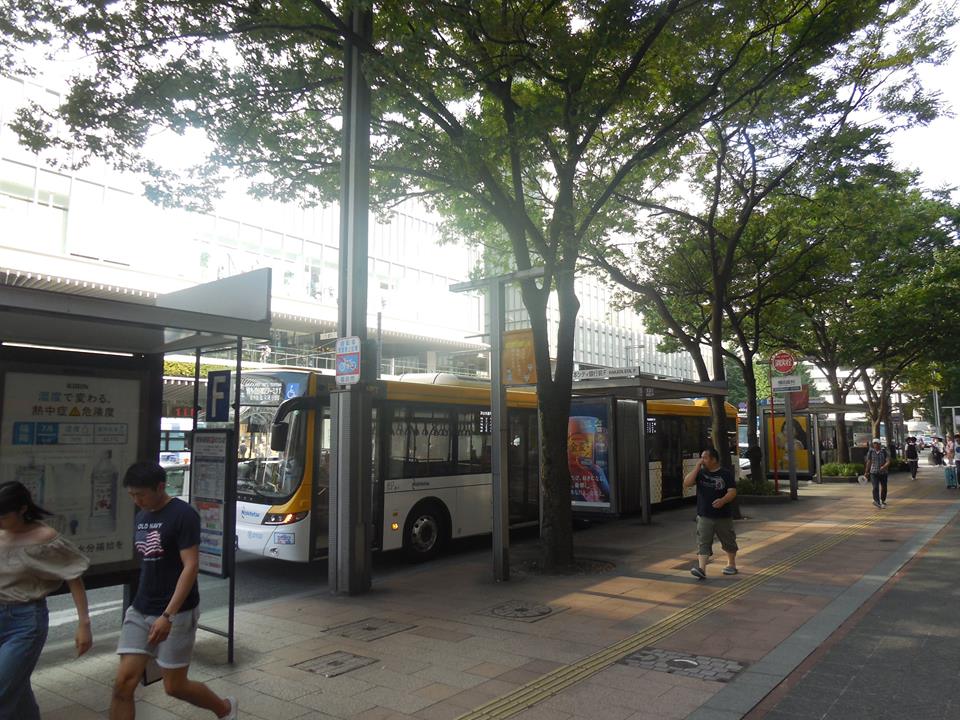 博多駅に停車中の連接バス