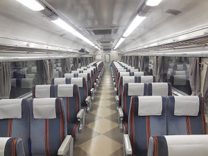 運行当初は、座席車のみでした。 昭和の夜汽車を彷彿。