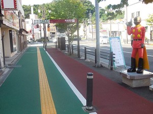 石巻駅前の歩道と自転車道