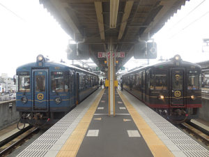 水戸岡デザインの丹鉄列車「あおまつ号（左）とくろまつ号」福知山駅にて。