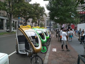 カラフルなベロタクシーが札幌駅前通に勢ぞろい